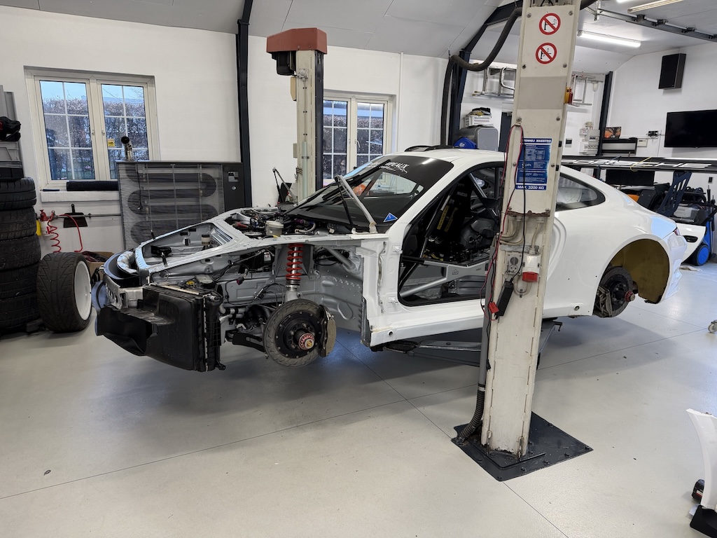 Porschen er nu blevet strippet for folie og er ved at blive klar til første løb.
(Foto: IK Motorsport)